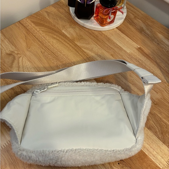 Lululemon Everywhere Belt Bag Large 2L - Picture 2 of 8